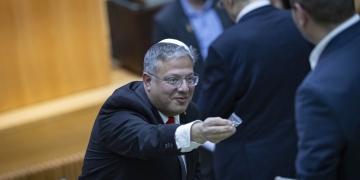 בן גביר מחלק בכנסת סיכת חבל תלייה | צילום: פלאש 90