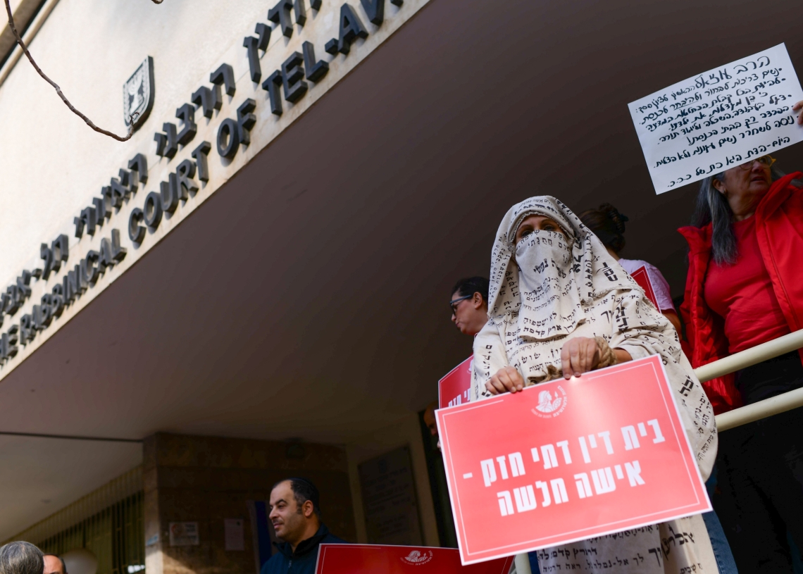 מחאה מחוץ לבית הדין הרבני בתל אביב ב-2024 | צילום: פלאש 90