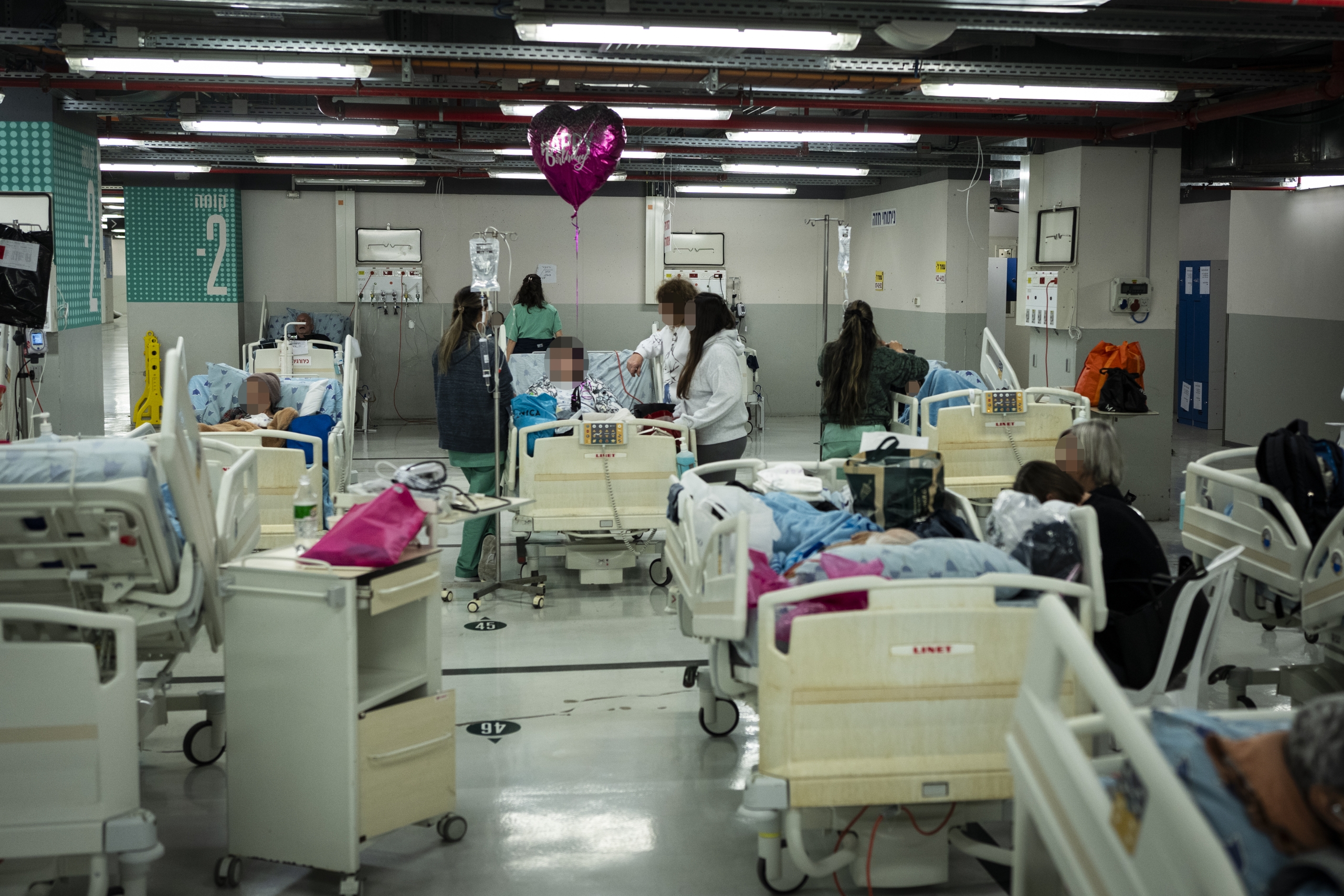 מטופלים ״פר חניה״ | קומה מינוס 2 באיכילוב בזמן מבצע ״שׁאגת הארי״ | צילום: פלאש 90