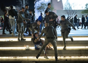 שוטרי מג״לֹ מפנים באלימות אישה מבוגרת מכיכר הבימה | צילום: פלאש 90