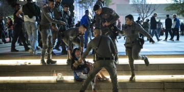 שוטרי מג״לֹ מפנים באלימות אישה מבוגרת מכיכר הבימה | צילום: פלאש 90