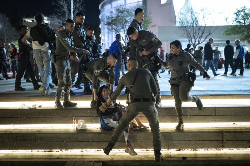 שוטרי מג״לֹ מפנים באלימות אישה מבוגרת מכיכר הבימה | צילום: פלאש 90