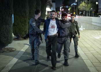 מעצר של מפגין בהפגנה בכיכר הבימה במוצאי שבת | צילום: פלאש 90