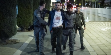 מעצר של מפגין בהפגנה בכיכר הבימה במוצאי שבת | צילום: פלאש 90