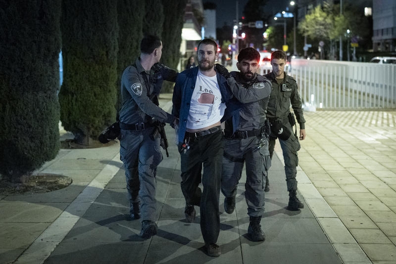 מעצר של מפגין בהפגנה בכיכר הבימה במוצאי שבת | צילום: פלאש 90