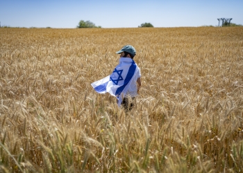 ילד בצעדת פעילי ימין לגבול רצועת עזה במטרה לעודד התיישבות מחודשת | צילום: פלאש 90