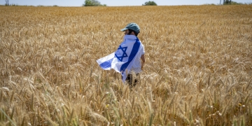 ילד בצעדת פעילי ימין לגבול רצועת עזה במטרה לעודד התיישבות מחודשת | צילום: פלאש 90