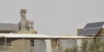 בית בכפר ואדי אל-נעם וברקע תחנת הכוח "אורות יוסף" (צילום: יעל געתון)