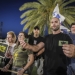 אנשים עם דגלי ישראל וסמלי ״משיח״ מפגינים כנגד מאסר של חייל על לבישת פאץ׳ משיח
