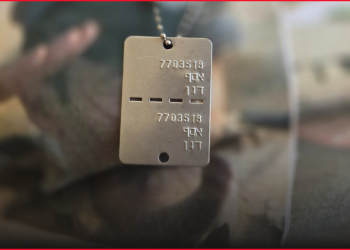 מירי דגן אוחזת בדיסקית של בנה אסף ששם קץ לחייו ב-2024 והוכר רק אחרי מאבק ממושך | צילום: סיון תהל