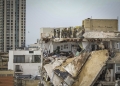 אנשי פיקוד העורף זמן קצר לאחר הקריסה בדרך יפו 44. משעה שהבהירו שלא מדובר בנזקי טיל איראני החלה מסכת ההתנערות | צילום: פלאש 90