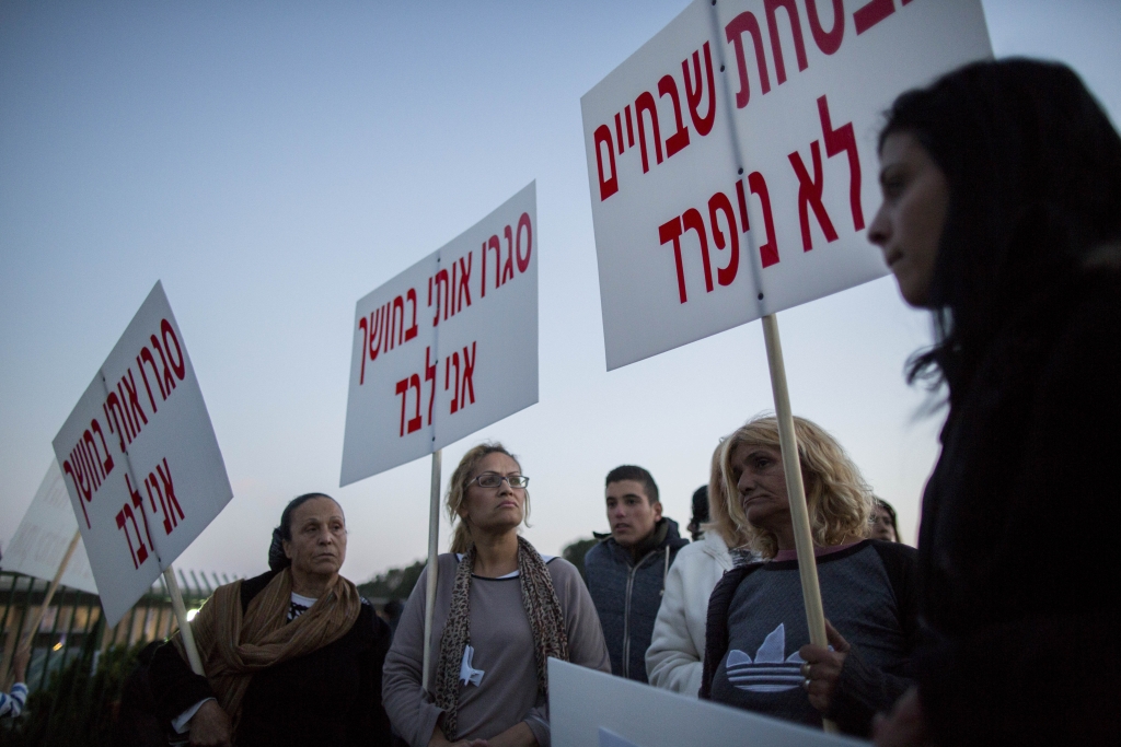 בני משפחה של נפגעות כת רמתי מפגינים בירושלים לקראת הכרעת הדין בעניינו
