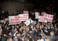 הורים וחברות של נשים בסמינר של הרב אהרן רמתי מפגינים מחוץ לבית הרב בשכונת סנהדריה בירושלים. 14 באפריל, 2015. צילום: יונתן סינדל/Flash90