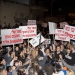 הורים וחברות של נשים בסמינר של הרב אהרן רמתי מפגינים מחוץ לבית הרב בשכונת סנהדריה בירושלים. 14 באפריל, 2015. צילום: יונתן סינדל/Flash90