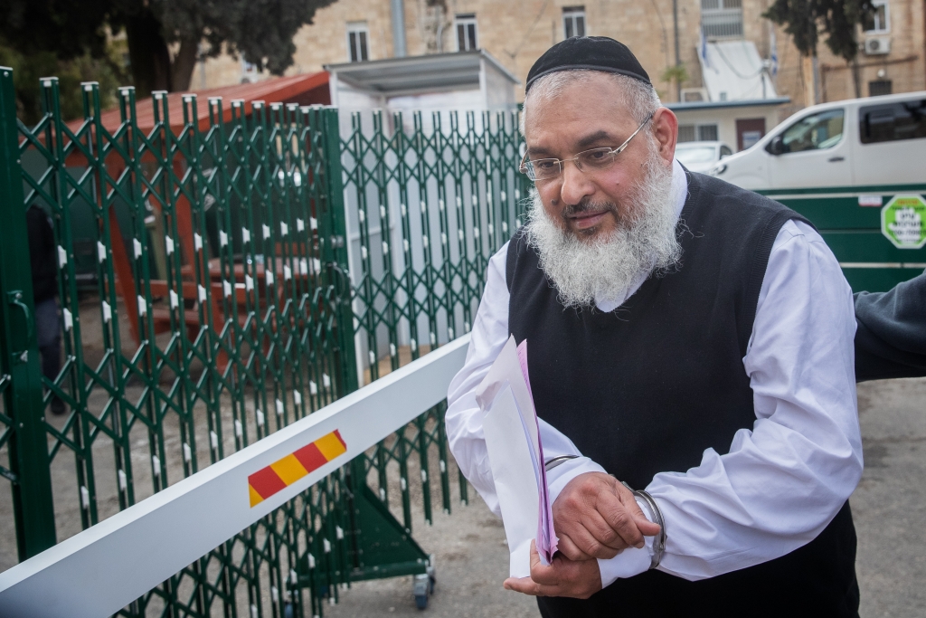 הרב אהרון רמתי בדרכו למעצר | השופטים טענו כי אין חוק בישראל שאוסר על הפעלת כת. הרב אהרן רמתי הנהיג כת סגורה ובה עשרות נשים וילדים שחיו בתנאי עבדות בשכונת גאולה בירושלים.
