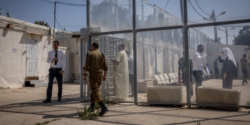 מתחם ההמתנה לבני משפחות האסירים מחוץ לבתי המשפט בעופר | יוצאים למסע באמצע הלילה בשביל לראות את האסיר לכמה שניות בזום | צילום: פלאש 90
