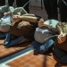 שורה של עצורים פלסטינים כורעים על הברך ושוכבים על רצפת אריחים, ידיהם כבולות מאחורי גבם באזיקוני פלסטיק וראשיהם מורכנים, כשרגליהם של אנשי ביטחון ניצבות סביבם.