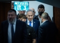 ראש הממשלה בנימין נתניהו, מוקף מאבטחים, בדרכו למליאת הכנסת