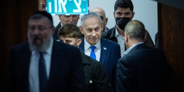 ראש הממשלה בנימין נתניהו, מוקף מאבטחים, בדרכו למליאת הכנסת