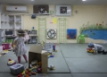 שלושה ילדים קטנים משחקים במקלט צבעוני בירושלים