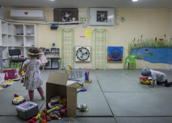 שלושה ילדים קטנים משחקים במקלט צבעוני בירושלים
