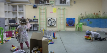 שלושה ילדים קטנים משחקים במקלט צבעוני בירושלים