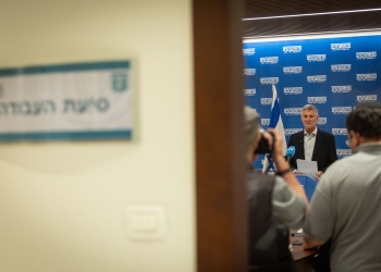 מי יורש את מי? גולן בישיבת סיעת הדמוקרטים בכנסת; משמאל, שלט ״סיעת העבודה״ | צילום: יונתן סינדל/Flash90