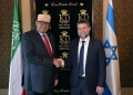 שר האוצר של מדינת ישראל, בצלאל סמוטריץ׳, לוחץ את ידו של נשיא סומלילנד עבד א-רחמאן מוחמד עבדאללה. לידם דגלים של ישראל וסומלילנד