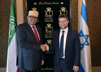 שר האוצר של מדינת ישראל, בצלאל סמוטריץ׳, לוחץ את ידו של נשיא סומלילנד עבד א-רחמאן מוחמד עבדאללה. לידם דגלים של ישראל וסומלילנד