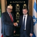 שר האוצר של מדינת ישראל, בצלאל סמוטריץ׳, לוחץ את ידו של נשיא סומלילנד עבד א-רחמאן מוחמד עבדאללה. לידם דגלים של ישראל וסומלילנד