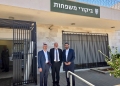 דרעי בכלא 10: צילום לקמפיין מול השער שמאחוריו יושבים בוחריו | צילום: שימוש לפי סעיף 27 א׳
