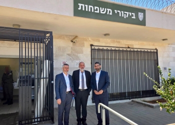 דרעי בכלא 10: צילום לקמפיין מול השער שמאחוריו יושבים בוחריו | צילום: שימוש לפי סעיף 27 א׳