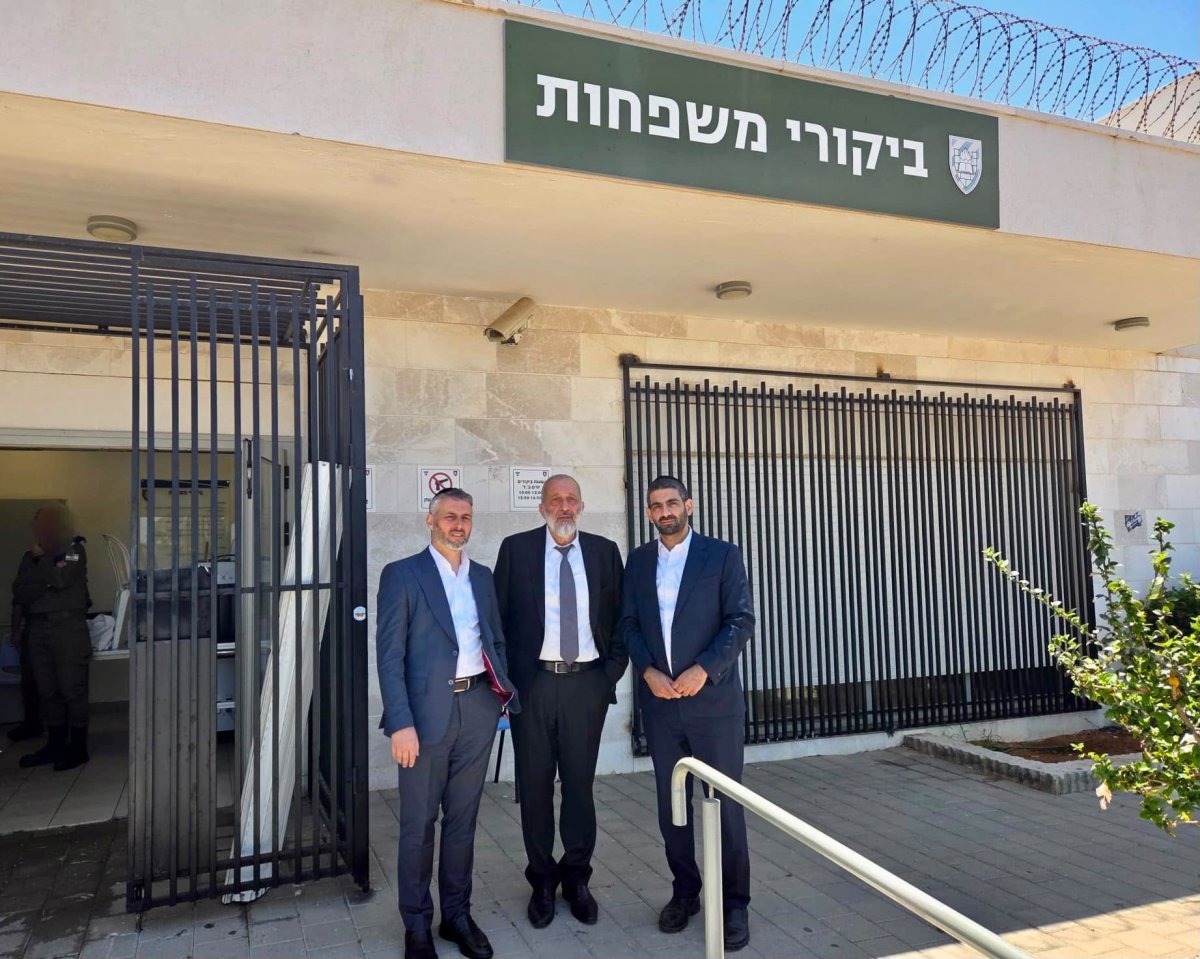 דרעי בכלא 10: צילום לקמפיין מול השער שמאחוריו יושבים בוחריו | צילום: שימוש לפי סעיף 27 א׳