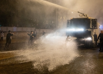 שימוש במכת״ז בכינון ישיר במהלך מחאה נגד גיוס חרדים לצה"ל, בירושלים, 30 ביוני 2024. צילום: חיים גולדברג/Flash90
