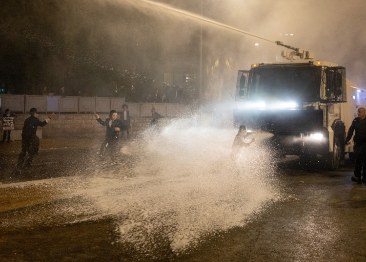 שימוש במכת״ז בכינון ישיר במהלך מחאה נגד גיוס חרדים לצה"ל, בירושלים, 30 ביוני 2024. צילום: חיים גולדברג/Flash90