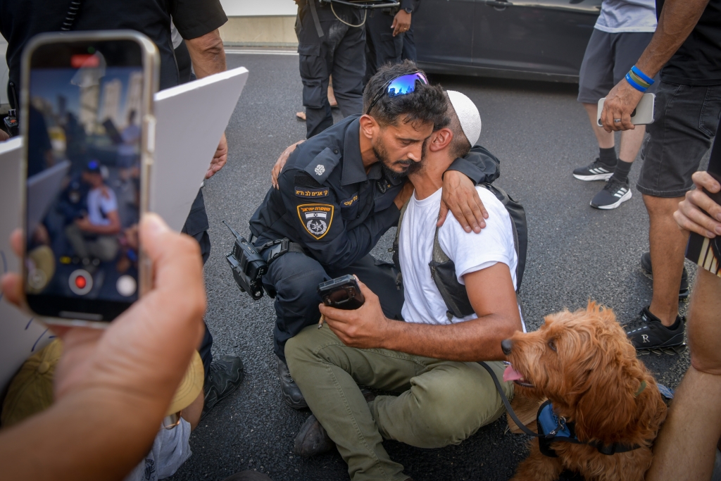 "השוטרים שלנו הם גיבורים" דיקלמו חברי הוועדה. גיבורים גיבורים – עד שהם צריכים עזרה