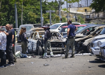 כוחות משטרה והצלה בזירת פיצוץ מכונית בחשד לניסיון התנקשות, בחולון, 28 ביוני 2026. צילום: אבשלום ששוני/Flash90