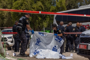 המשטרה מחזיקה בגופת מתמודד הנפש שנורה על ידי  שוטר בלוד — ומתנה את שחרורה בהלוויית לילה ובפירוק סוכת האבלים