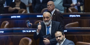 אריה דרעי חוגג במליאה: בזמן שהקואליציה השלימה את הדיל עם החרדים החוקים החברתיים נותרו בוועדות. צילום: פלאש90