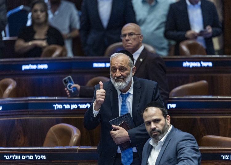 אריה דרעי חוגג במליאה: בזמן שהקואליציה השלימה את הדיל עם החרדים החוקים החברתיים נותרו בוועדות. צילום: פלאש90