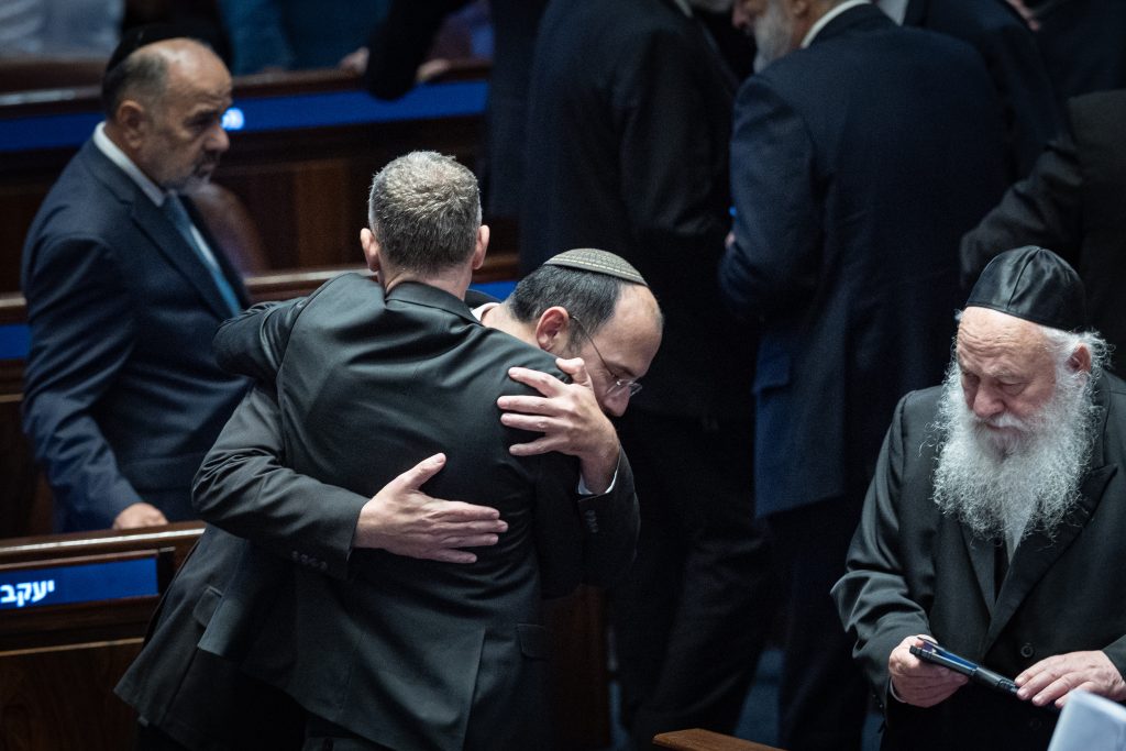 לא צריך תיאוריה על שחיקה דמוקרטית, מספיק סדר יום אחד של הכנסת ה-25 | ח״כ שמחה רוטמן חוגג עם שר המשפטים יריב לוין לאחר אישור הצעת חוק לפיצול תפקיד היועץ המשפטי לממשלה, 15 ביולי 2026. צילום: יונתן סינדל/Flash90