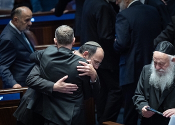 לא צריך תיאוריה על שחיקה דמוקרטית, מספיק סדר יום אחד של הכנסת ה-25 | ח״כ שמחה רוטמן חוגג עם שר המשפטים יריב לוין לאחר אישור הצעת חוק לפיצול תפקיד היועץ המשפטי לממשלה, 15 ביולי 2026. צילום: יונתן סינדל/Flash90