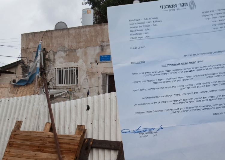 בית ברחוב נתיבות בשכונת הארגזים בתל אביב, ולצידו ההתראה האחרונה ששלח משרד עורכי הדין של החברות היזמיות לאחת המשפחות בשכונה: "התראה נוספת לא תשלח" | צילום: פלאש 90, עיבוד: המקום הכי חם בגיהנום